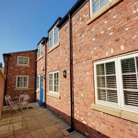 Hotties House - Two-Bed Cottage, Dog-Friendly & Off-Street Parking - Scarborough Exterior photo