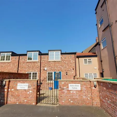 Hotties House - Two-Bed Cottage, Dog-Friendly & Off-Street Parking - Scarborough Exterior photo