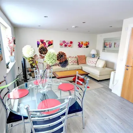 Hotties House - Two-Bed Cottage, Dog-Friendly & Off-Street Parking - Scarborough Exterior photo