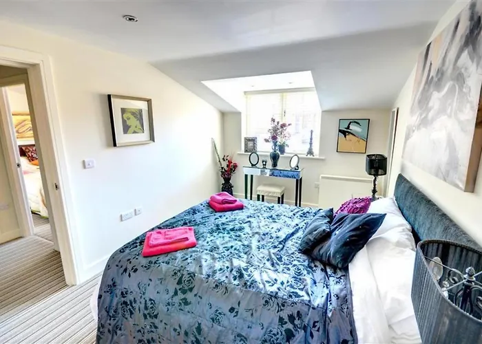 Hotties House - Two-Bed Cottage, Dog-Friendly & Off-Street Parking -