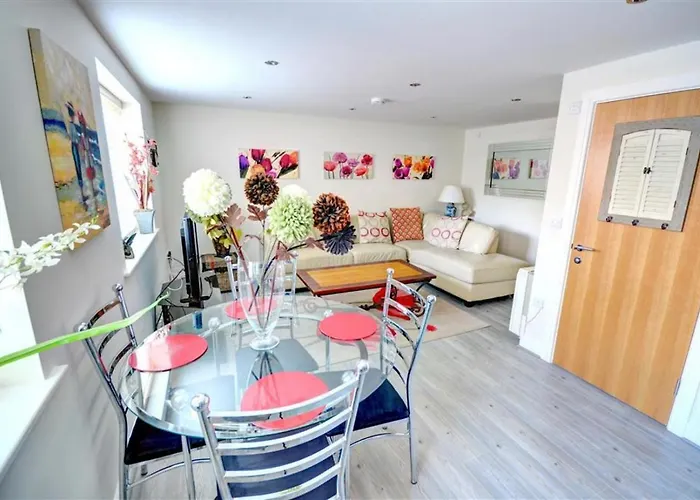 Hotties House - Two-Bed Cottage, Dog-Friendly & Off-Street Parking -