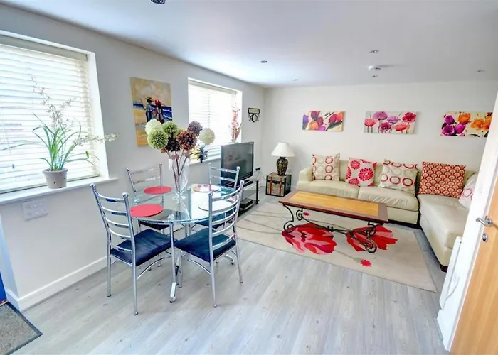 Hotties House - Two-Bed Cottage, Dog-Friendly & Off-Street Parking -
